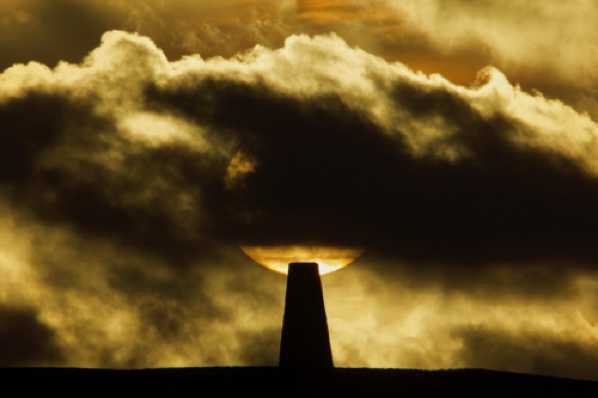 3 October 2022 - 07:41:30
Twice a year there's the opportunity to see the sun rise behind the Daymark - as seen from TVFTDO. The sun is a certainty. The clouds are optional.
--------------
Sunrise behind Kingswear Daymark